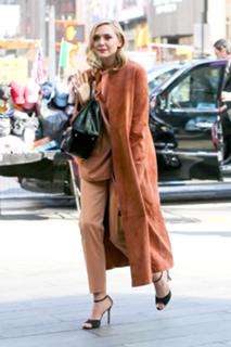 Elizabeth Olsen feet photo thumbnail