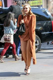 Elizabeth Olsen feet photo thumbnail