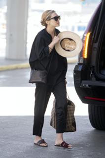 Elizabeth Olsen feet photo thumbnail