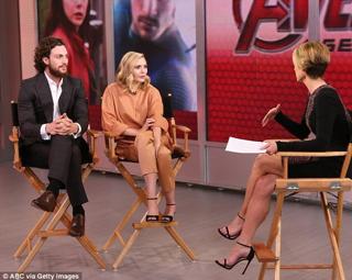 Elizabeth Olsen feet photo thumbnail