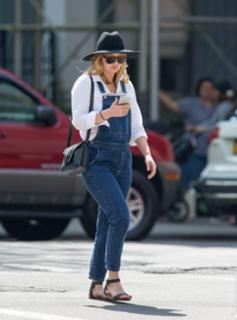 Elizabeth Olsen feet photo thumbnail