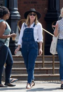 Elizabeth Olsen feet photo thumbnail