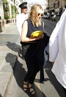 Elizabeth Olsen feet photo thumbnail