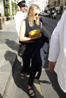 Elizabeth Olsen feet photo thumbnail