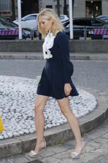 Elizabeth Olsen feet photo thumbnail