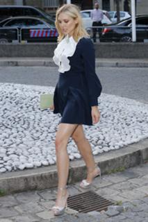 Elizabeth Olsen feet photo thumbnail