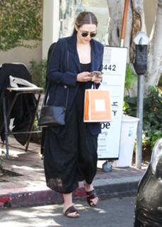 Elizabeth Olsen feet photo thumbnail