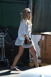 Elizabeth Olsen feet photo thumbnail