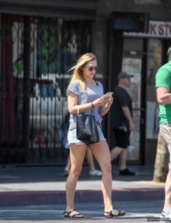 Elizabeth Olsen feet photo thumbnail