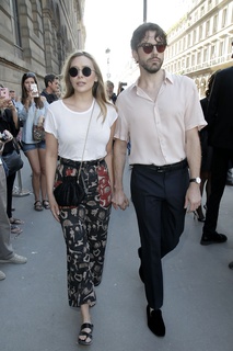 Elizabeth Olsen feet photo thumbnail