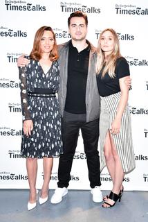 Elizabeth Olsen feet photo thumbnail