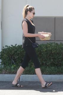 Elizabeth Olsen feet photo thumbnail