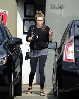 Elizabeth Olsen feet photo thumbnail