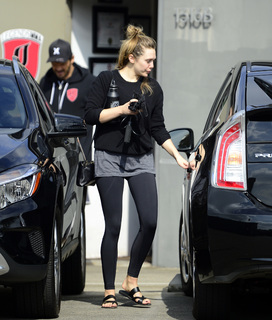 Elizabeth Olsen feet photo thumbnail