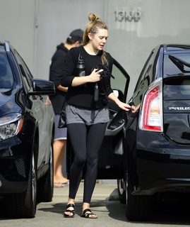 Elizabeth Olsen feet photo thumbnail