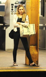 Elizabeth Olsen feet photo thumbnail