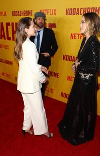 Elizabeth Olsen feet photo thumbnail