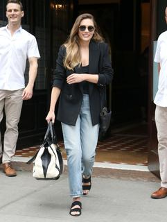 Elizabeth Olsen feet photo thumbnail