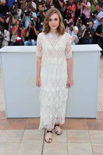 Elizabeth Olsen feet photo thumbnail