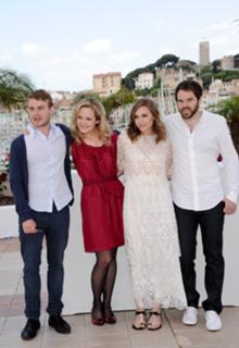 Elizabeth Olsen feet photo thumbnail