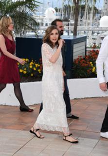 Elizabeth Olsen feet photo thumbnail