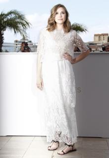 Elizabeth Olsen feet photo thumbnail