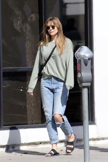 Elizabeth Olsen feet photo thumbnail