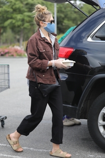 Elizabeth Olsen feet photo thumbnail