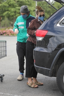 Elizabeth Olsen feet photo thumbnail