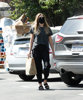 Elizabeth Olsen feet photo thumbnail