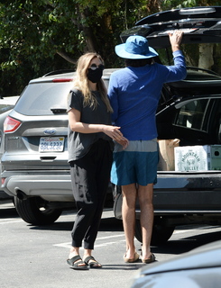 Elizabeth Olsen feet photo thumbnail