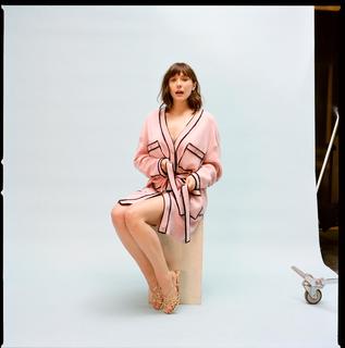 Elizabeth Olsen feet photo thumbnail