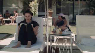 Elizabeth Olsen feet photo thumbnail