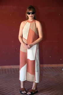 Elizabeth Olsen feet photo thumbnail
