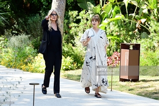 Elizabeth Olsen feet photo thumbnail