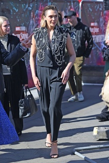 Elizabeth Olsen feet photo thumbnail