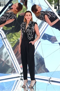 Elizabeth Olsen feet photo thumbnail
