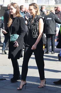 Elizabeth Olsen feet photo thumbnail