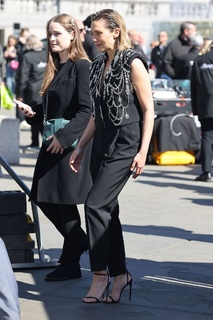 Elizabeth Olsen feet photo thumbnail