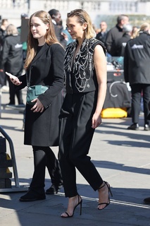 Elizabeth Olsen feet photo thumbnail