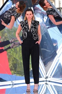 Elizabeth Olsen feet photo thumbnail