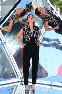 Elizabeth Olsen feet photo thumbnail