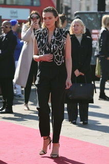 Elizabeth Olsen feet photo thumbnail