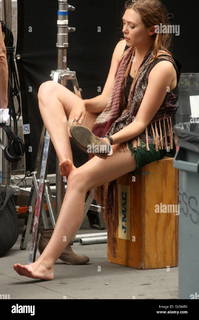 Elizabeth Olsen feet photo thumbnail