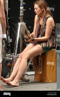 Elizabeth Olsen feet photo thumbnail