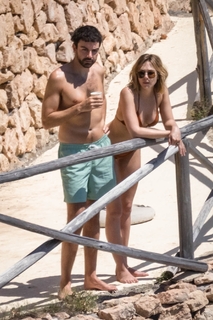 Elizabeth Olsen feet photo thumbnail