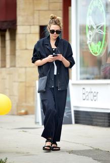 Elizabeth Olsen feet photo thumbnail