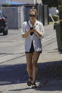 Elizabeth Olsen feet photo thumbnail