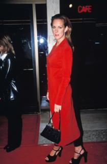 Elizabeth Perkins feet photo thumbnail