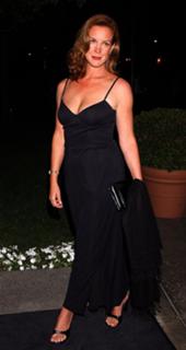 Elizabeth Perkins feet photo thumbnail